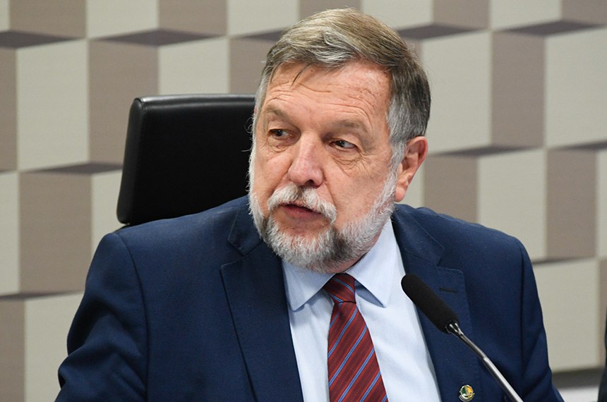 Mesa: 
presidente da CE, senador Flávio Arns (PSB-PR) - em pronunciamento.