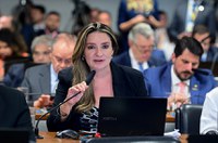 À bancada, em pronunciamento, senadora Augusta Brito (PT-CE).