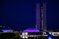 Iluminação roxa do Senado alerta e conscientiza sobre hanseníase