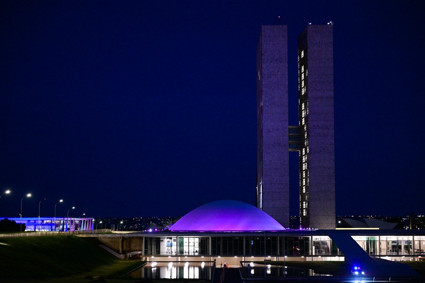 A maioria da população consegue se defender naturalmente da bactéria, mas cerca de 10% pode adoecer. A hanseníase tem cura e tratamento gratuito na rede pública de saúde. O tratamento pode durar seis meses ou um ano.