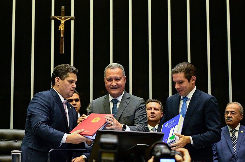 Mesa:
presidente do Senado Federal, senador Davi Alcolumbre (União-AP);
ministro de Estado da Casa Civil da Presidência da República, Rui Costa;
presidente da Câmara dos Deputados, deputado Hugo Motta (Republicanos-PB).
