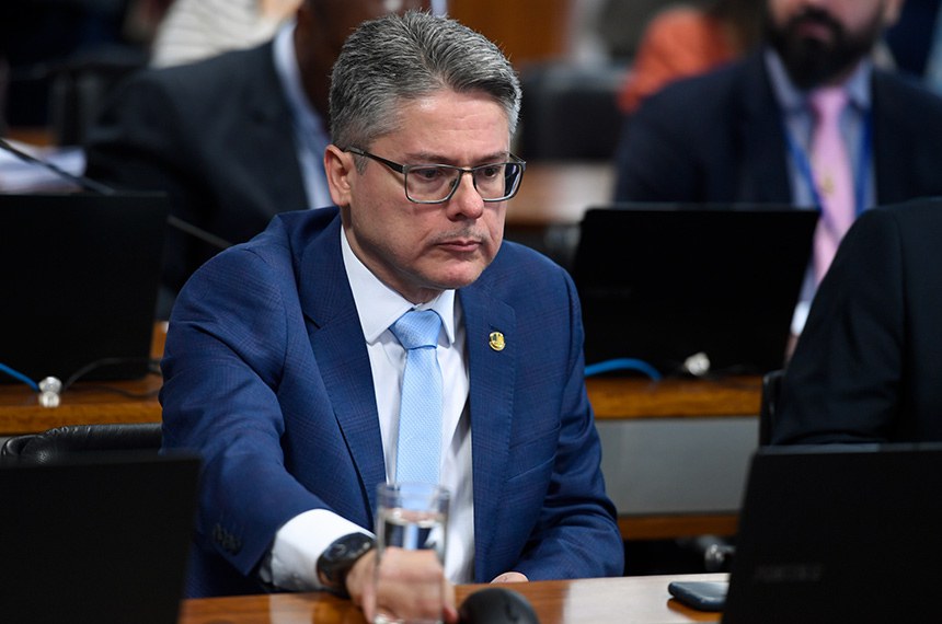 À bancada, senador Alessandro Vieira (MDB-SE).