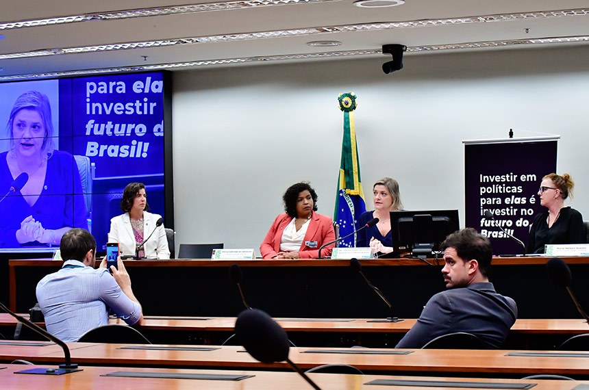 Mesa: 
coordenadora-geral de Avaliação e Temas Transversais do Ministério do Planejamento e Orçamento (MPO), Samantha Lemos Turte Cavadinha;
secretária Nacional de Acesso à Justiça do Ministério da Justiça e Segurança Pública, Sheila Santana de Carvalho;
membro da CMO, deputado Professora Luciene Cavalcante (PSOL-SP);
secretaria-executiva do Ministério das Mulheres, Maria Helena Guarezido.