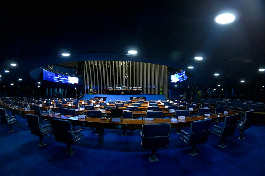 Fora do recesso parlamentar, as visitas ao Congresso Nacional podem ser realizadas em dias úteis (exceto terças e quartas-feiras), aos finais de semana e feriados, das 9h às 17h. A cada 30 minutos é iniciado um tour com no máximo 50 visitantes presentes.