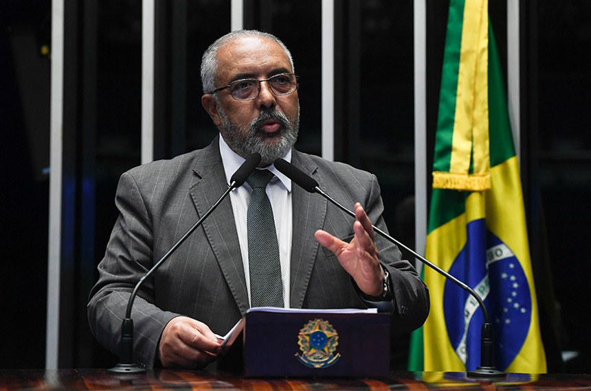 À tribuna em discurso, senador Paulo Paim (PT-RS).