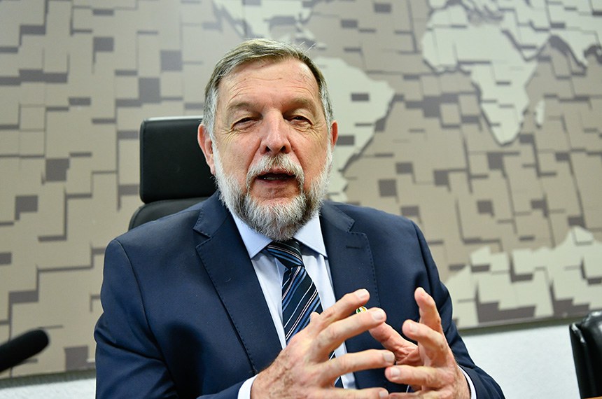 Mesa: 
presidente da CCT, senador Flávio Arns (PSB-PR).