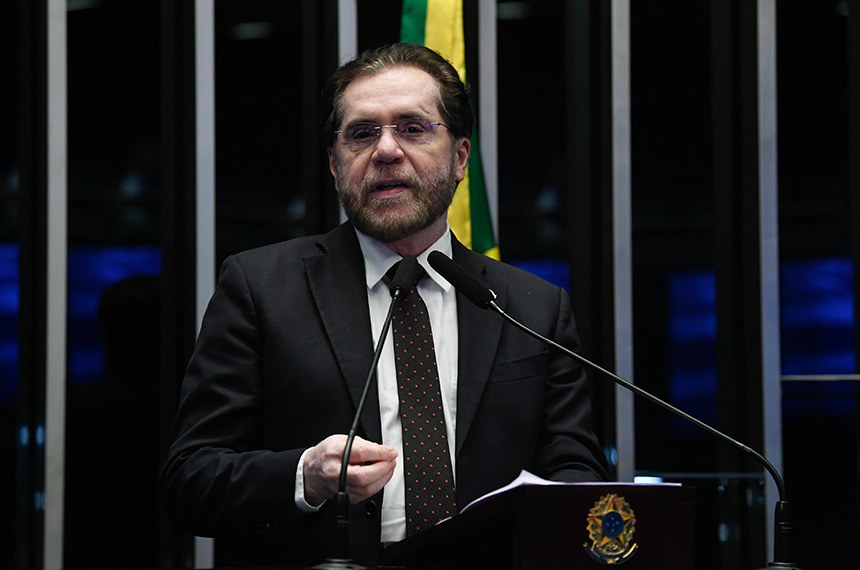 Em discurso, à tribuna, senador Plínio Valério (PSDB-AM).