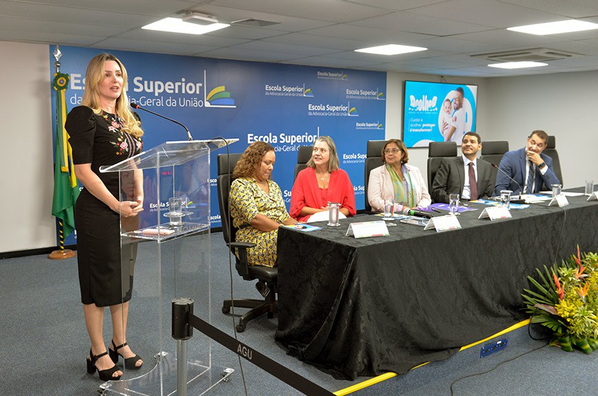 Um importante passo para garantir a segurança de mulheres que vivem em situação de violência doméstica foi celebrado nessa quarta-feira (19). A Advocacia-Geral da União (AGU), juntamente com o Ministério das Mulheres, a Rede Equidade e coletivos de mulheres, oficializou o parecer que prioriza a remoção de servidoras públicas federais vítimas de violência doméstica.