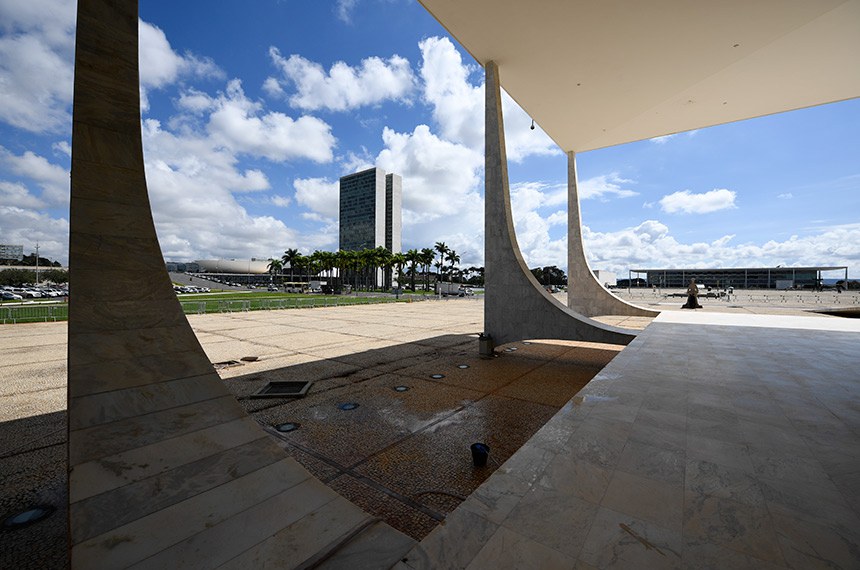 Ao fundo, Congresso Nacional.