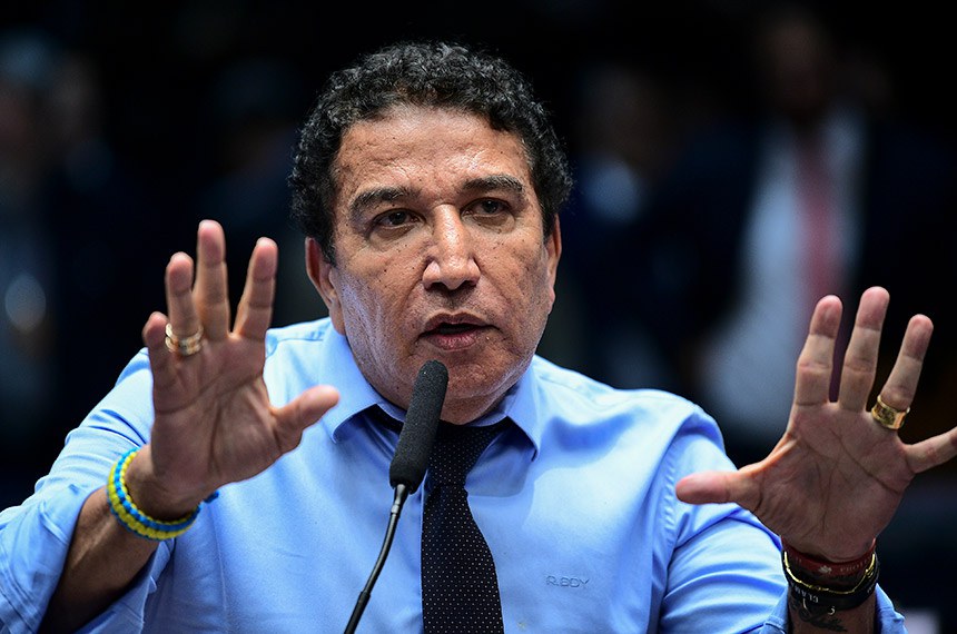 À bancada, em pronunciamento, senador Magno Malta (PL-ES).