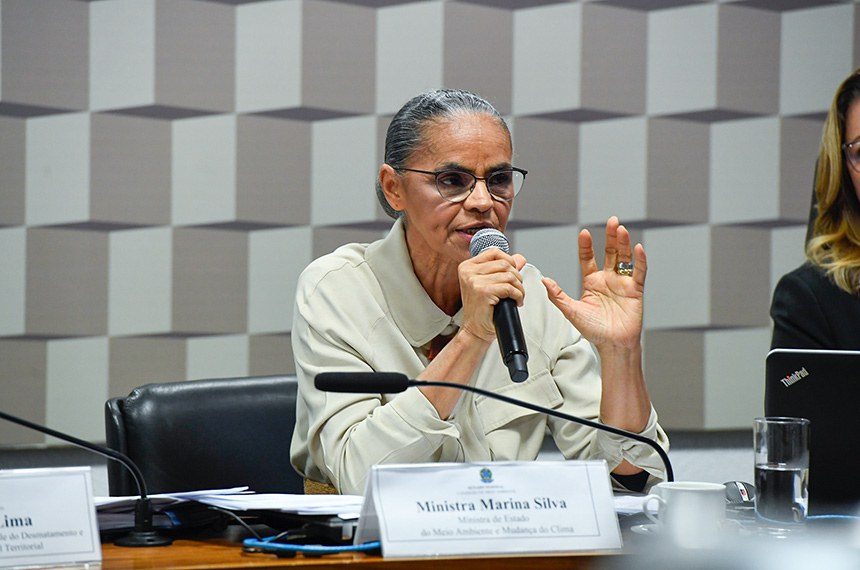 Em pronunciamento, à mesa, ministra do Meio Ambiente e Mudança do Clima (MMA), Marina Silva.