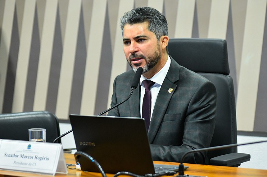 Mesa: 
presidente da CI, senador Marcos Rogério (PL-RO);