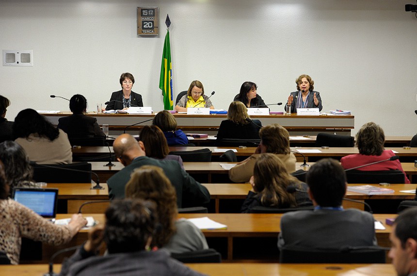 Mesa (E/D): 
relatora da CPMI, senadora Ana Rita (PT-ES); 
presidente da CPMI, deputada federal Jô Moraes (PCdoB-MG); 
vice-presidente da CPMI, deputada federal Keiko Ota (PSB-SP); 
secretária nacional de enfretamento da violência contra a mulher, Aparecida Gonçalves - em pronunciamento