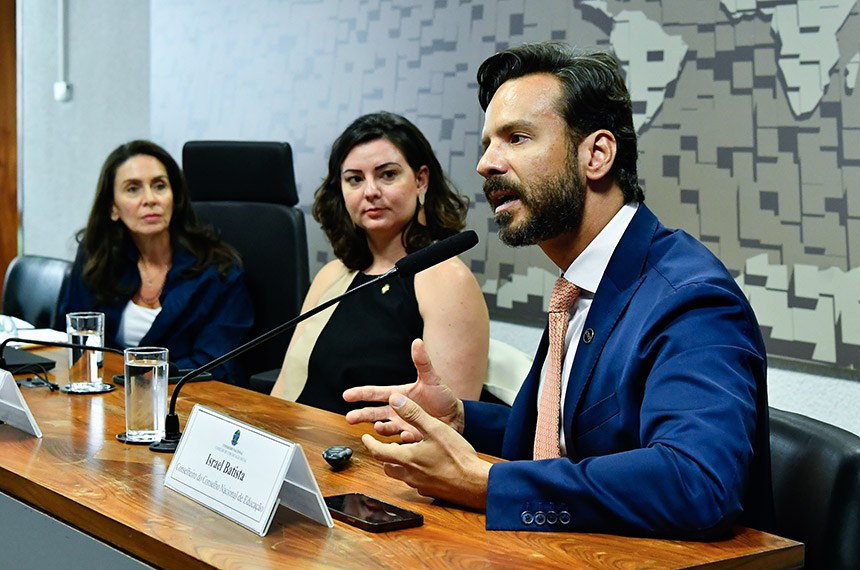 Mesa:
vice-presidente da CCS, Patrícia Blanco;
diretora de Apoio à Gestão Educacional no Ministério da Educação, Anita Stefani;
conselheiro do Conselho Nacional de Educação, Israel Batista - em pronunciamento.