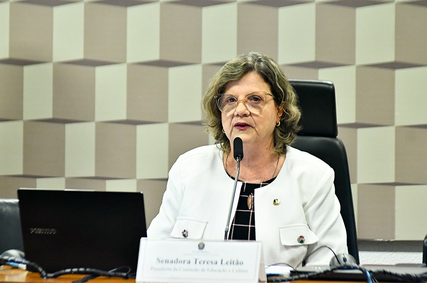 Mesa: 
presidente da CE, senadora Teresa Leitão (PT-PE);