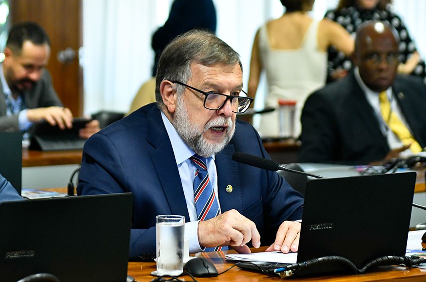 Em pronunciamento, à bancada, senador Flávio Arns (PSB-PR). 