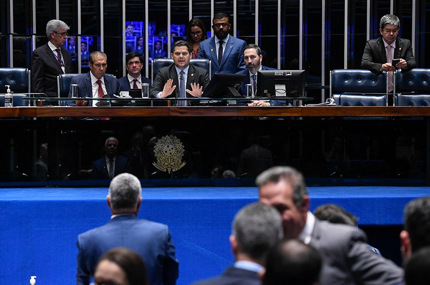 Mesa: 
senador Jader Barbalho (MDB-PA); 
presidente do Senado Federal, senador Davi Alcolumbre (União-AP) - em pronunciamento; 
secretário-geral da Mesa do Senado Federal, Danilo Augusto Barboza de Aguiar.