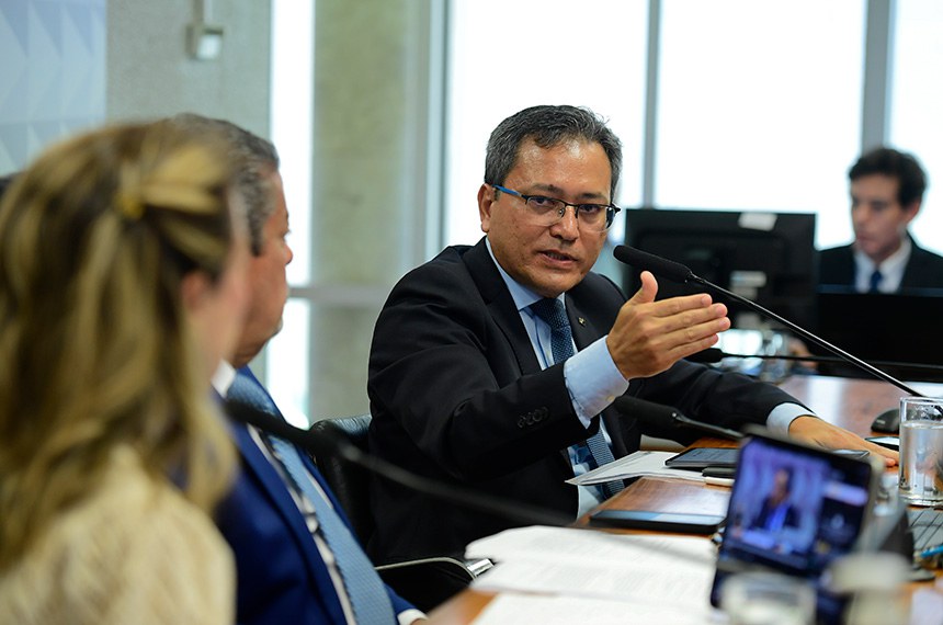 Em pronunciamento, à mesa, secretário Especial da Receita Federal do Brasil, Robinson Sakiyama Barreirinhas. 