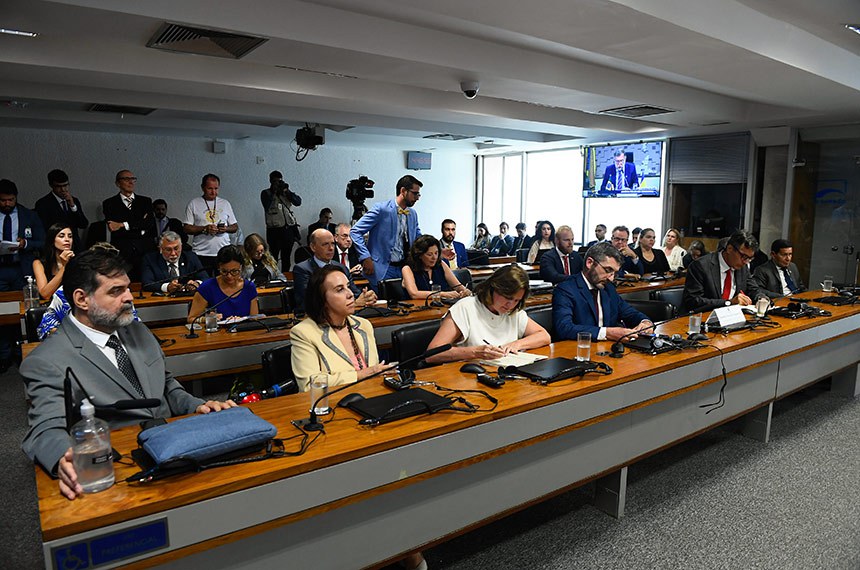 Convidados acaompanham audiência.