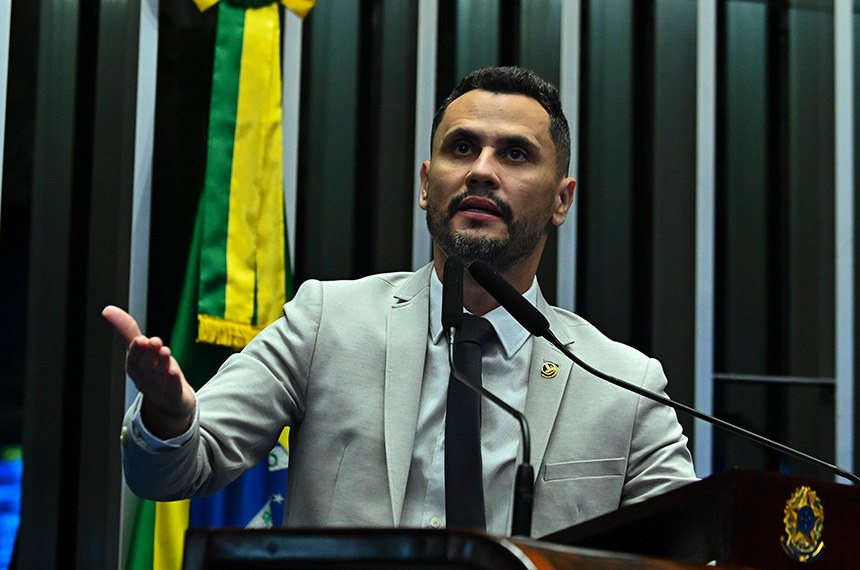 À tribuna, em discurso, senador Cleitinho (Republicanos-MG). 