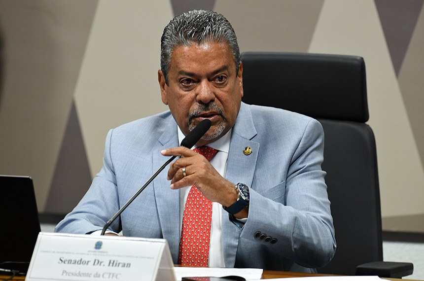 À mesa, presidente da CTFC, senador Dr. Hiran (PP-RR). 
