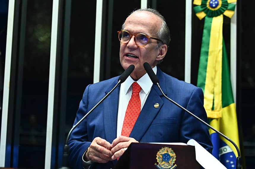 Em discurso, à tribuna, senador Fernando Dueire (MDB-PE).