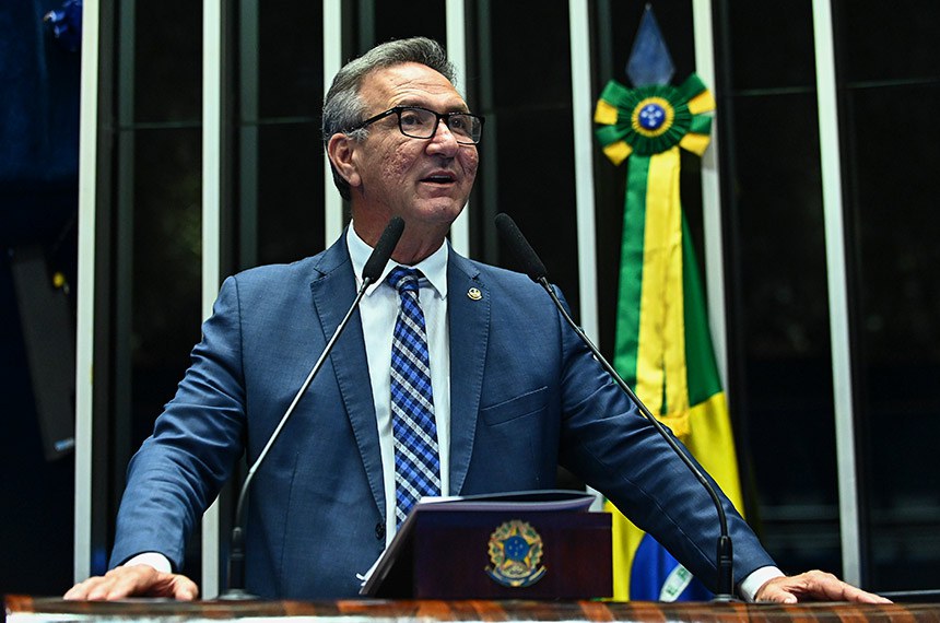 À tribuna, em discurso, senador Lucas Barreto (PSD-AP). 
