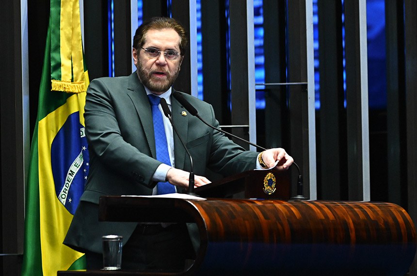 Em discurso, à tribuna, senador Plínio Valério (PSDB-AM).