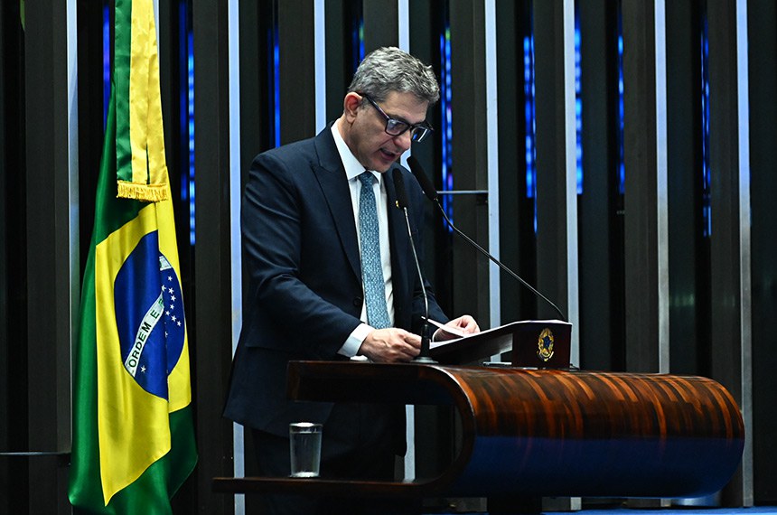 Em discurso, à tribuna,  senador Rogério Carvalho (PT-SE).