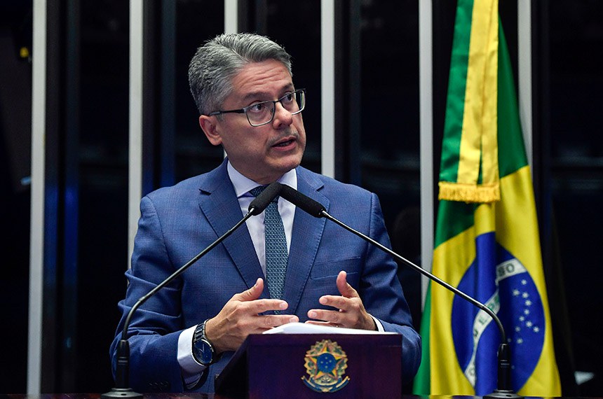 Em discurso, à tribuna, senador Alessandro Vieira (MDB-SE).