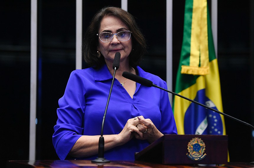 À tribuna, em discurso, senadora Damares Alves (Republicanos-DF). 