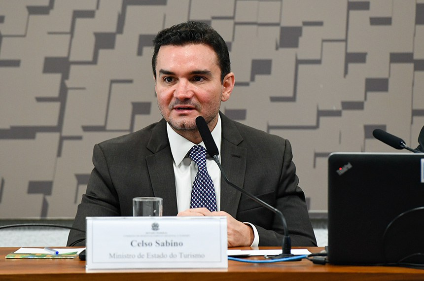 À mesa, em pronunciamento, ministro de Estado do Turismo, Celso Sabino.