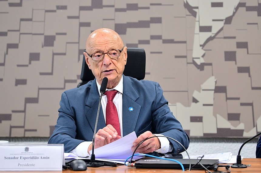 Mesa: 
presidente da CREDC, senador Esperidião Amin (PP-SC) - em pronunciamento.