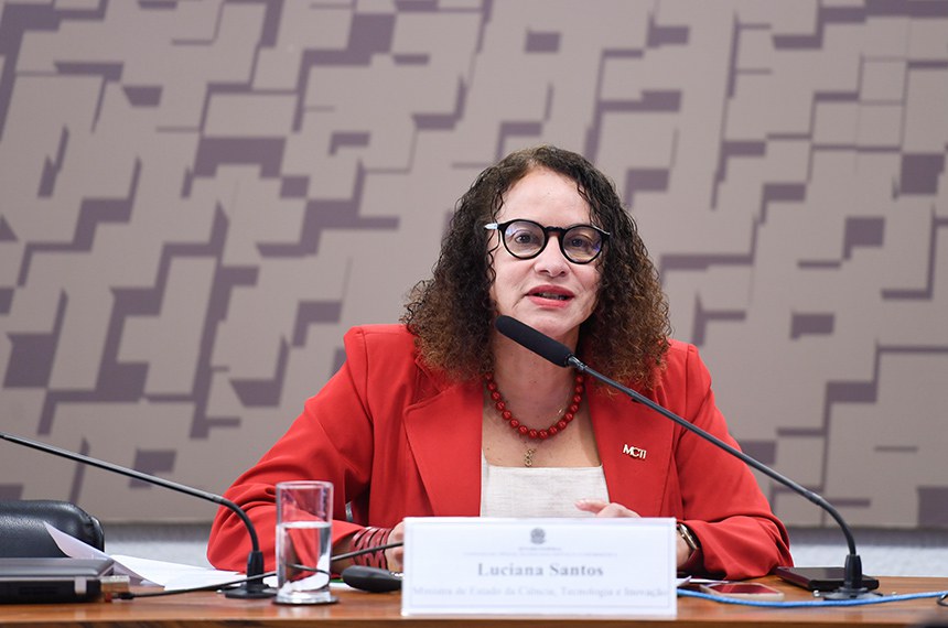 Em pronunciamento, à mesa, ministra de Estado da Ciência, Tecnologia e Inovação, Luciana Santos.