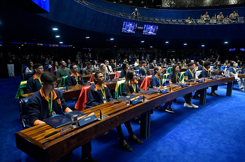 Participam os jovens senadores 2024: 
Ana Cecília Moreira Santiago (BA); 
Andrew Sander Felix de Aragão Pinheiro (SE); 
Andriely Camargo de Oliveira (RS); 
Antônio Luiz Zani de Souza (ES); 
Brenda Yara Chaves Muniz (PR); 
Daniel Cristóvão da Silva (PB); 
Davi Baia Camilo (MG); 
Edailizi Larissa Lösch (SC); 
Eglaíny Inácio da Silva (AC); 
Emanuelle Lana Faria de Miranda (DF); 
Gabriel Oliveira da Silva (AP); 
Gabriela Inácio de Oliveira (PE); 
Hélio dos Santos Melo (TO); 
Heverton da Silva Rangel (RN); 
Jônathas Lima Nunes (RR); 
Karen Angelo Pinheiro (RO); 
Kaylane Cristhina Gomes Bastos (RJ); 
Leandro Simões Cândido Júnior (GO); 
Leticia Pimenta Mageski (MT); 
Manoela Oliveira dos Santos (SP); 
Maria Eduarda Sousa Rodrigues (CE); 
Miguel Morgiroth Partzlaff (MS); 
Pedro Lucas Martins Saboia Silva (PI); 
Priscila Araújo Alves (AL); 
Renan Bastos Nogueira (PA); 
Suanny Silva de Almeida (AM); 
Wemilly Vitória Leda Dias (MA).