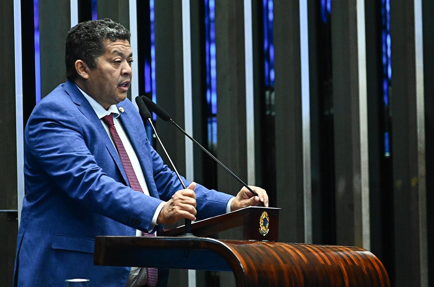Em discurso, à tribuna, senador Beto Faro (PT-PA).