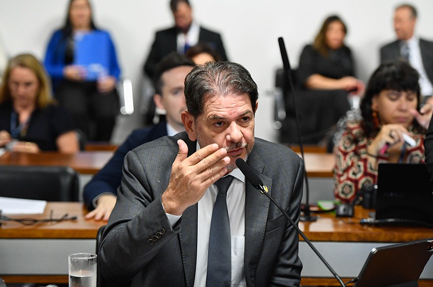 Em pronunciamento, à bancada, senador Cid Gomes (PSB-CE).