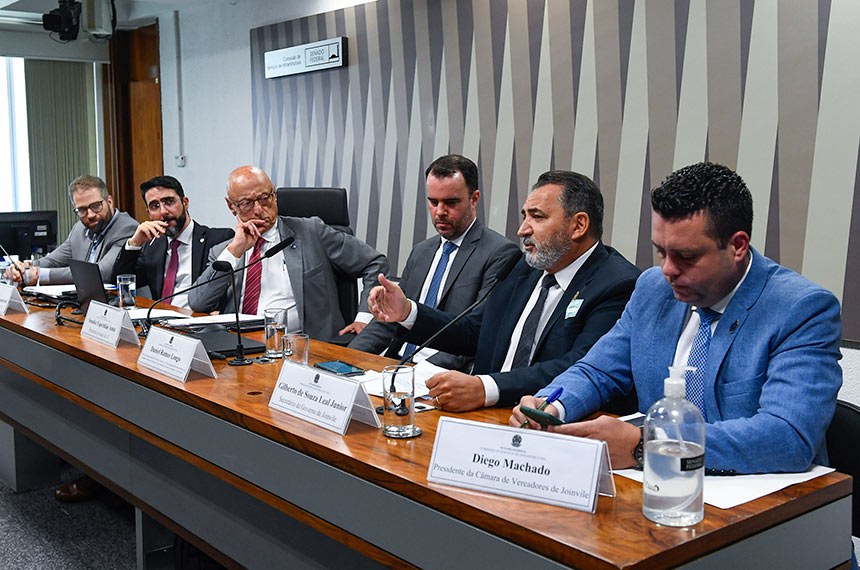 Mesa: 
superintendente de Regulação Econômica de Aeroportos da Agência Nacional de Aviação Civil (Anac), Renan Essucy Gomes Brandão;
diretor-presidente substituto da Agência Nacional de Aviação Civil (Anac), Roberto José Silveira Honorato; 
presidente eventual da CI, senador Esperidião Amin (PP-SC);
diretor do Departamento de Outorgas, Patrimônio e Políticas Regulatórias Aeroportuárias, da Secretaria Nacional de Aviação Civil do Ministério de Portos e Aeroportos - SAC/MPOR, Daniel Ramos Longo; 
secretário de Governo de Joinvile, Gilberto de Souza Leal Junior, em pronunciamento;
presidente da Câmara de Vereadores de Joinvile, Diego Machado.