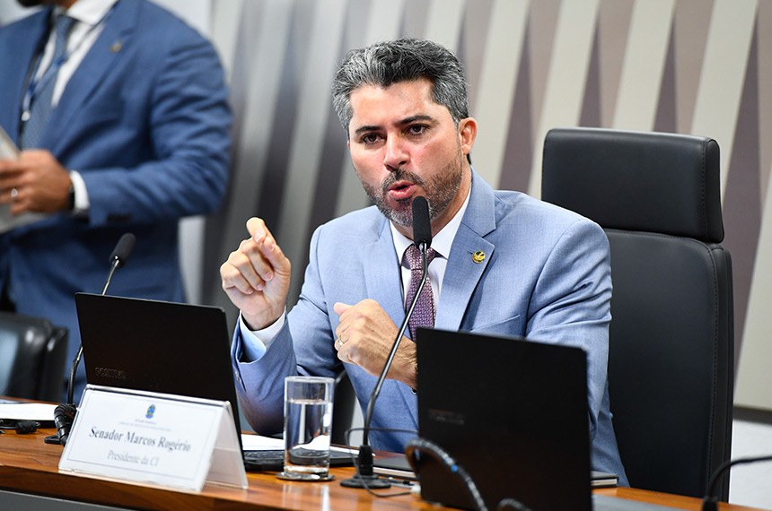 À mesa, presidente da CI, senador Marcos Rogério (PL-RO).