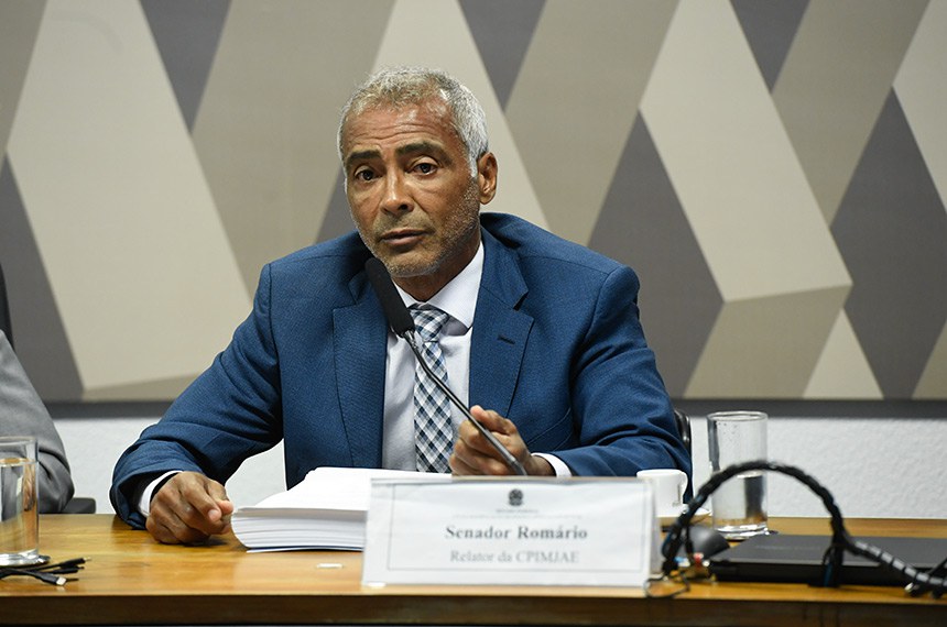 À mesa, relator da CPIMJAE, senador Romário (PL-RJ), em pronunciamento. 