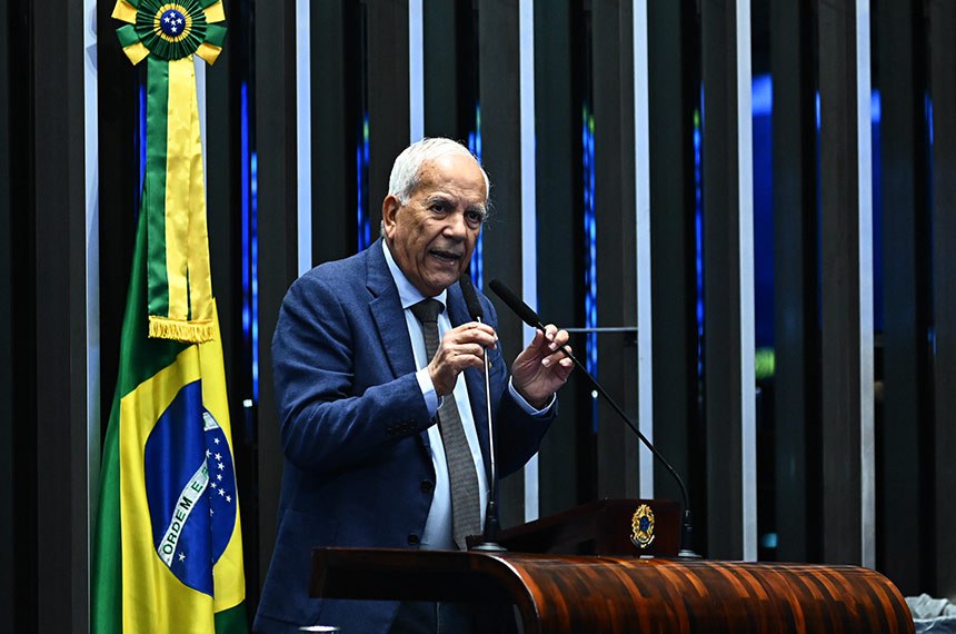 À tribuna, em discurso, senador Oriovisto Guimarães (PSDB-PR). 