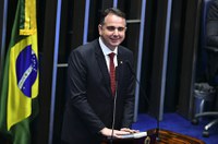 Presidente da redemocratização, Sarney é homenageado em Plenário lotado