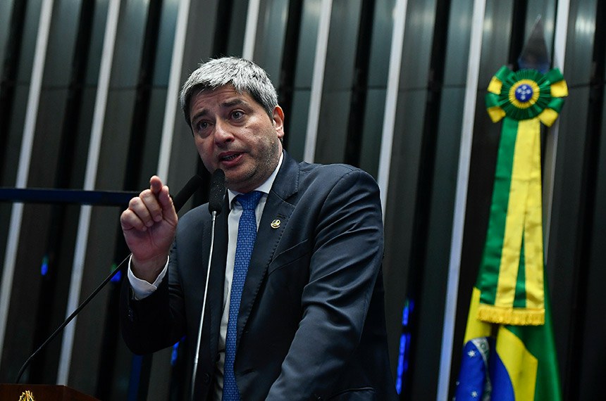 À tribuna, em discurso, senador Carlos Portinho (PL-RJ).