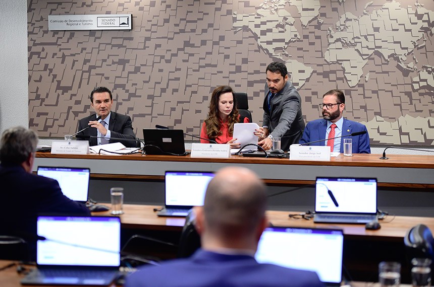 Mesa: 
ministro de Estado do Turismo, Celso Sabino; 
presidente da CDR, senadora Professora Dorinha Seabra (União-TO); 
vice-presidente da CDR, senador Jorge Seif (PL-SC).
