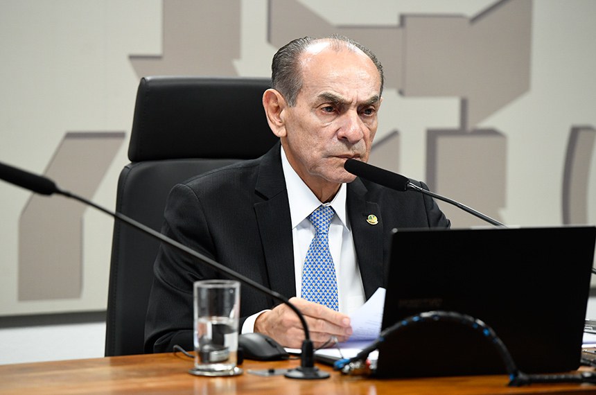 À mesa, presidente da CAS, senador Marcelo Castro (MDB-PI).