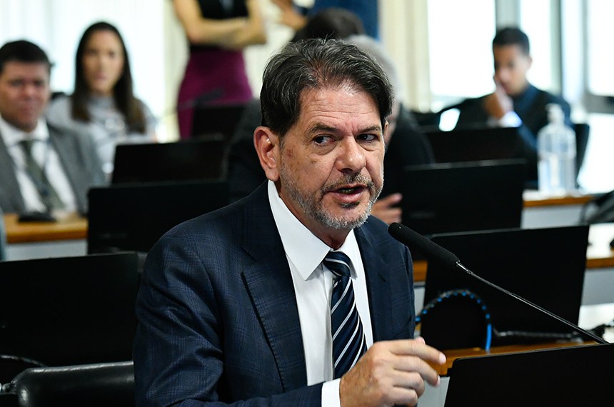 Em pronunciamento, à bancada, senador Cid Gomes (PSB-CE). 