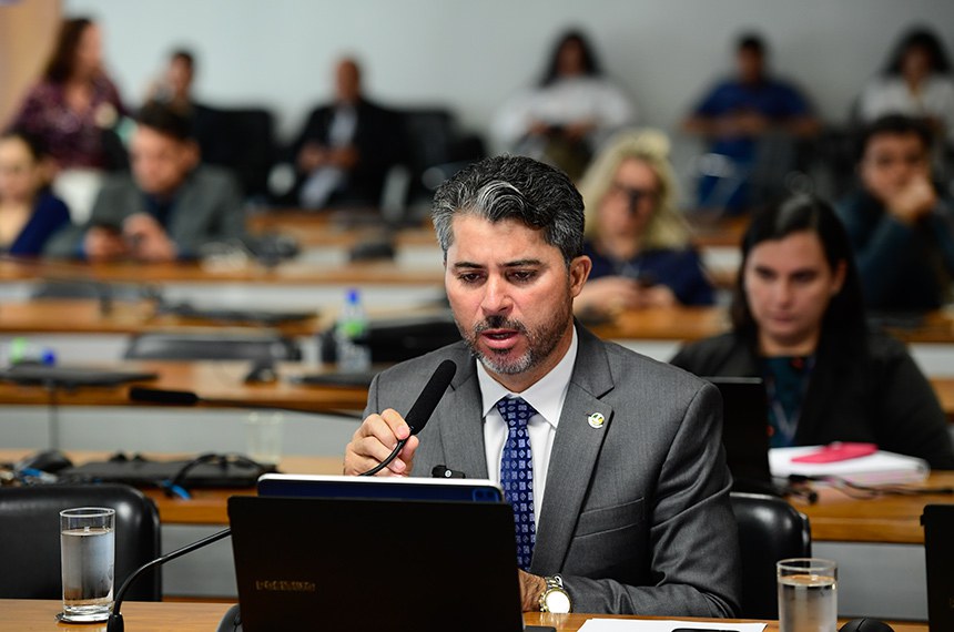 Em pronunciamento, à bancada, senador Marcos Rogério (PL-RO).