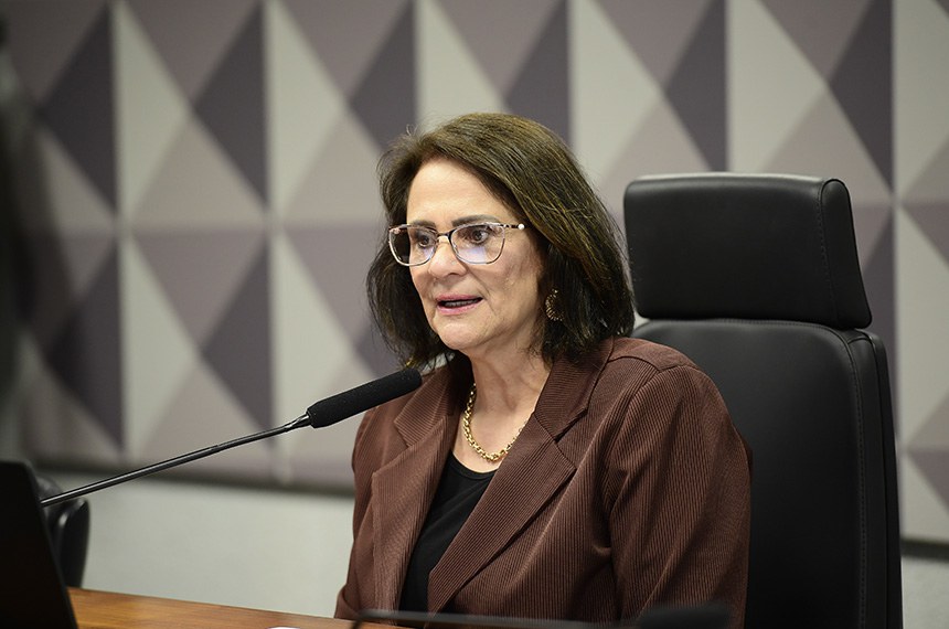 À mesa, presidente da CDH, senadora Damares Alves (Republicanos-DF), conduz reunião.