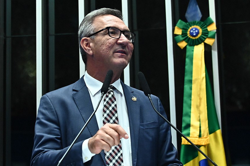 À tribuna, em discurso, senador Lucas Barreto (PSD-AP). 