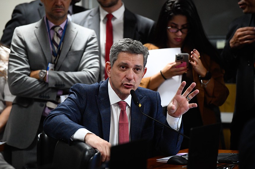 Em pronunciamento, à bancada, senador Rogério Carvalho (PT-SE).